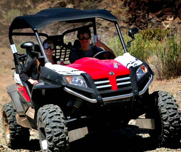 Couple sur un Buggy