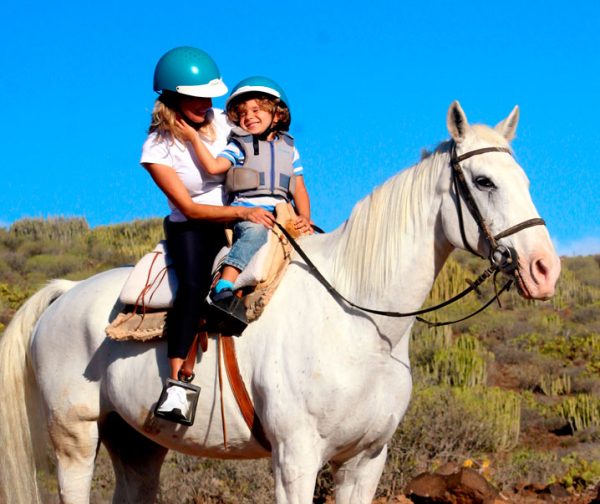 Promenade à cheval en famille