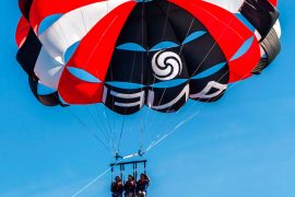 Amis faisant du Parachute ascensionnel