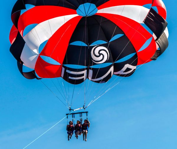 Amis faisant du Parachute ascensionnel